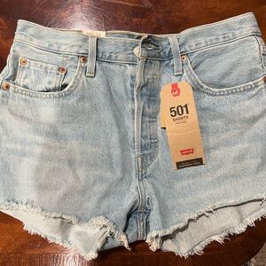 NWT LEVI 501 SHORTS. Size 29